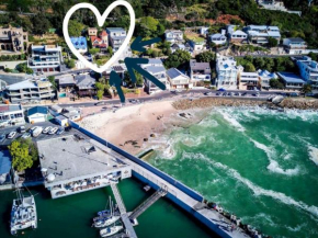 Cardamom Cottage, sleeps 3 and 1 min walk to beach